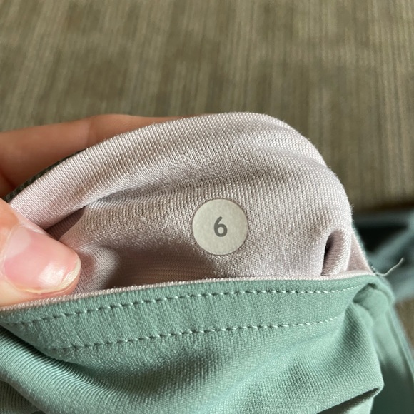 Lululemon Size 6 - Picture 2 of 3